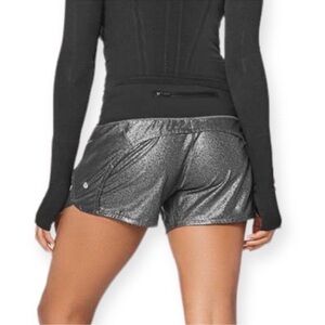 Lululemon Run Times Short II 4" Luminosity Foil Print Black Silver / Black 4 Gym